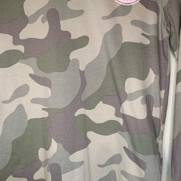 Hollister Long Sleeve Small Camo Shirt Excellent Condition Pink Lettering - Picture 3 of 12